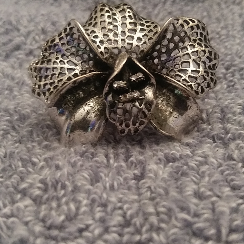 Great!!! This Beautiful Cluster Flower ring size 7